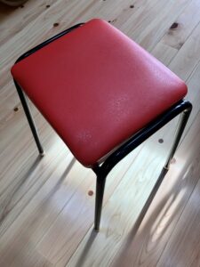 張り替え前の赤いミシン椅子