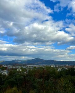 船岡山公園からの比叡山